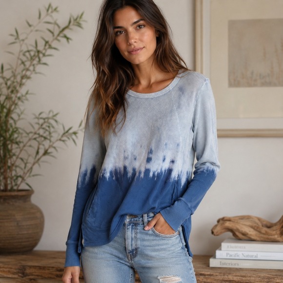 LOGO by Lori Goldstein Tops - LOGO Lori Goldstein Thermal Top Size Small Blue Ombre Waffle Knit Pockets FLAW